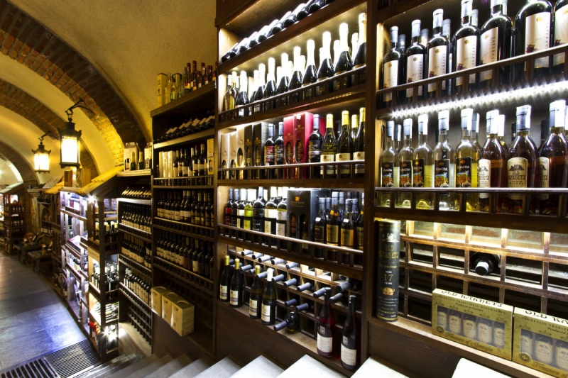 boutique-MALAUSSENE-min_world_street_travel_shop_canon_georgia_wine_bottles-429767